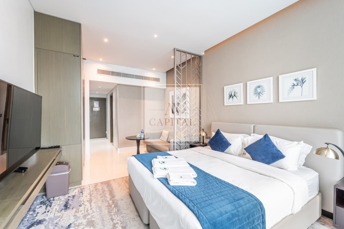 Canal Views | With Balcony | Prime Location - 3
