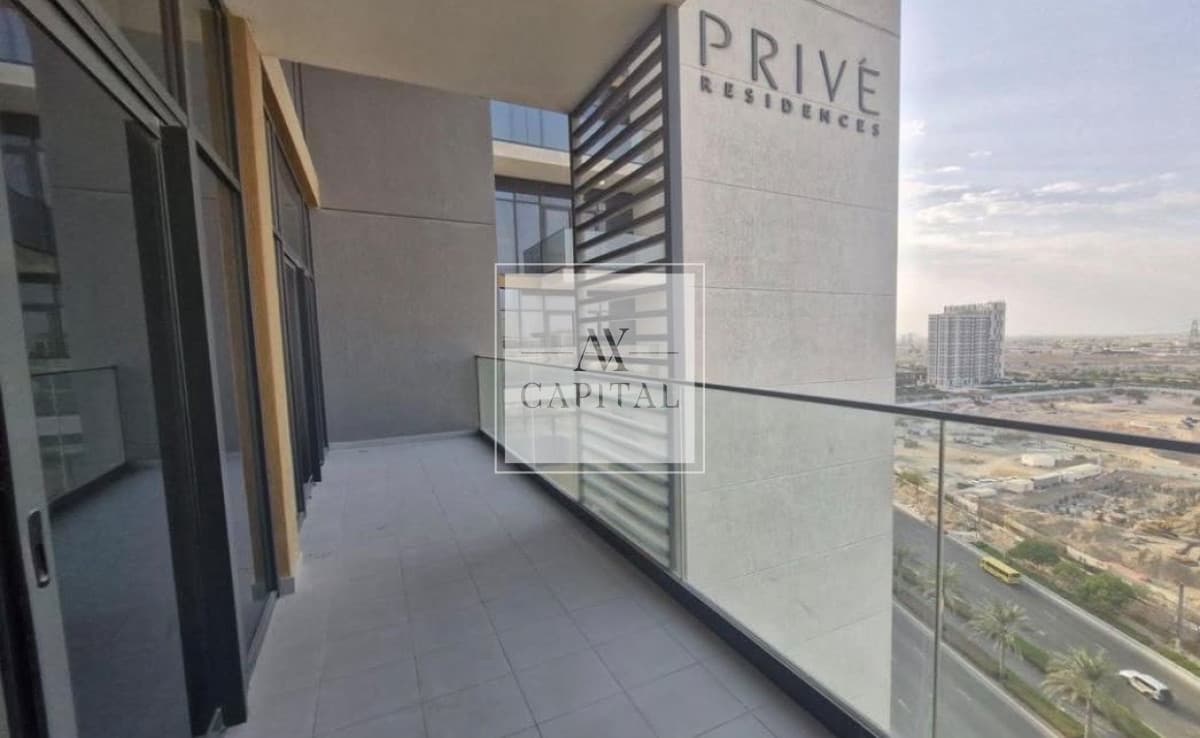 High floor/Close to Park/Unfurnished /Vacant - 3