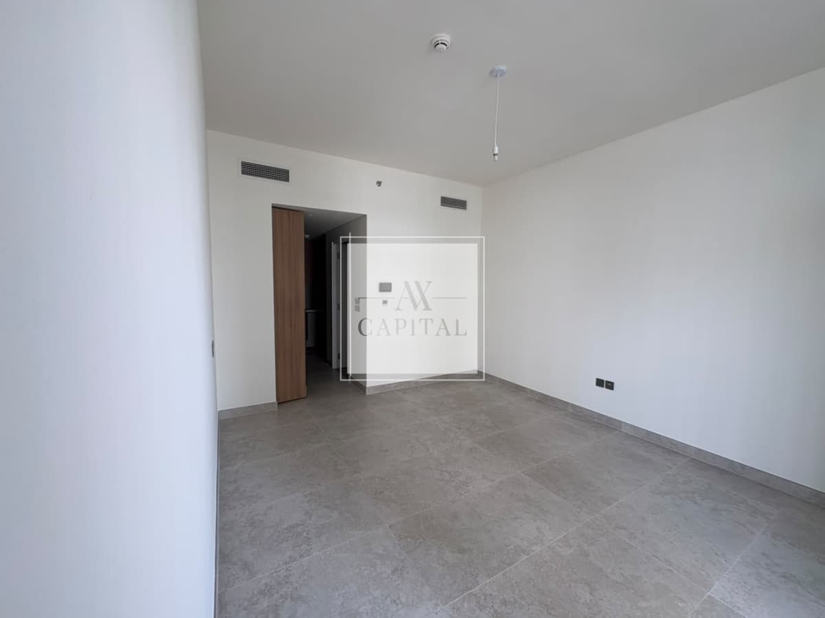 Corner Unit | Vacant | Mid-floor  | Balcony