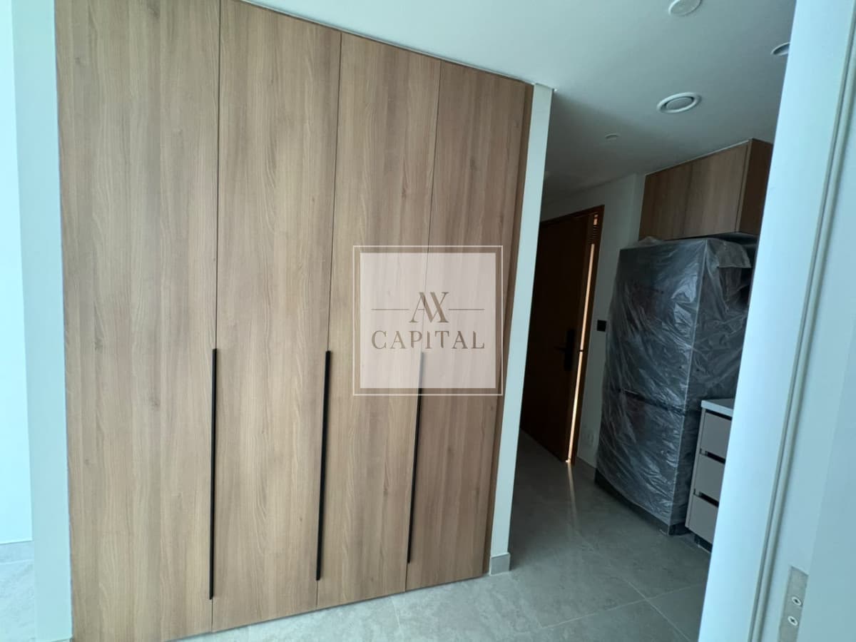 Corner Unit | Vacant | Mid-floor  | Balcony - 3