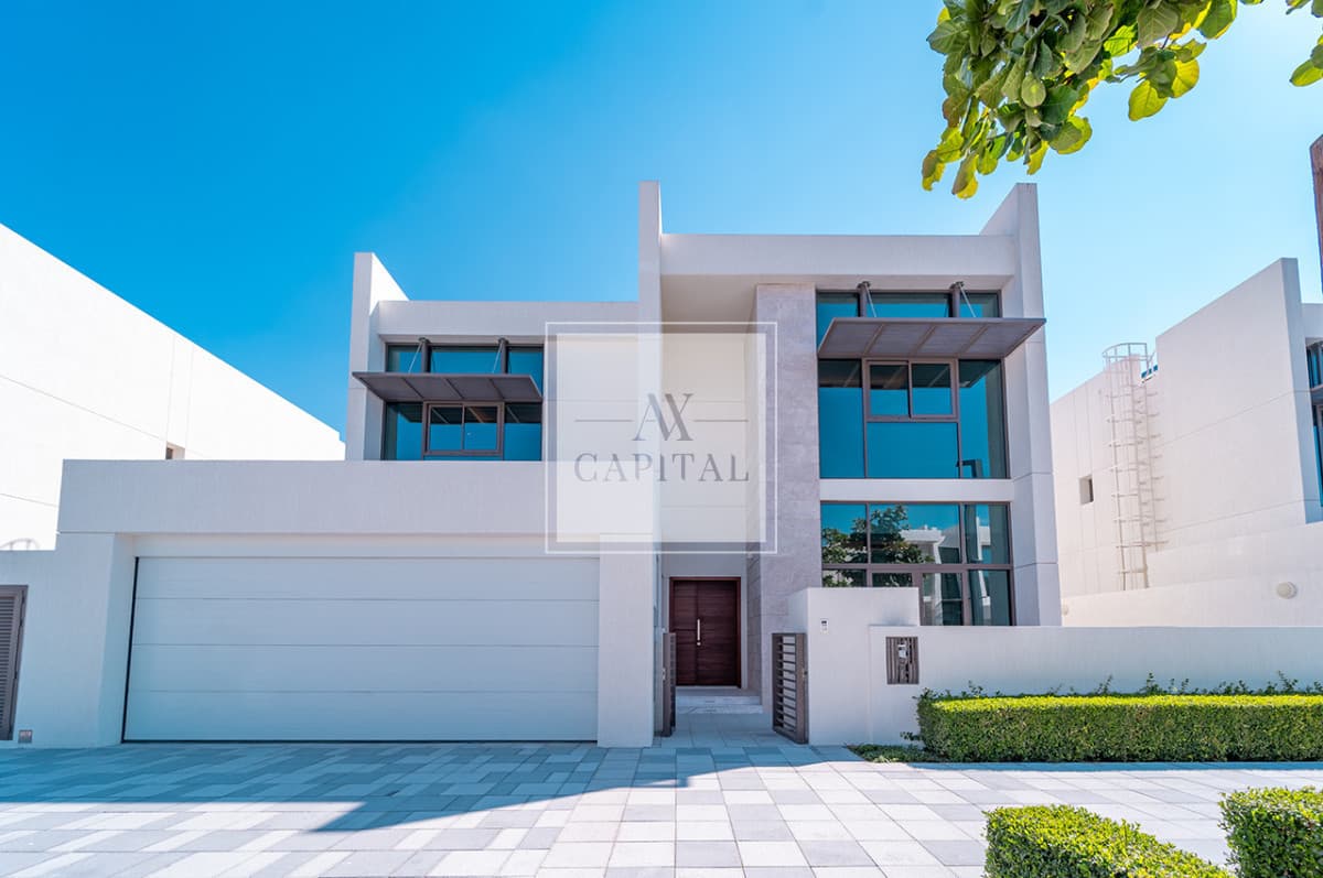 New | Single Row | Lift | Pool | Skyline views