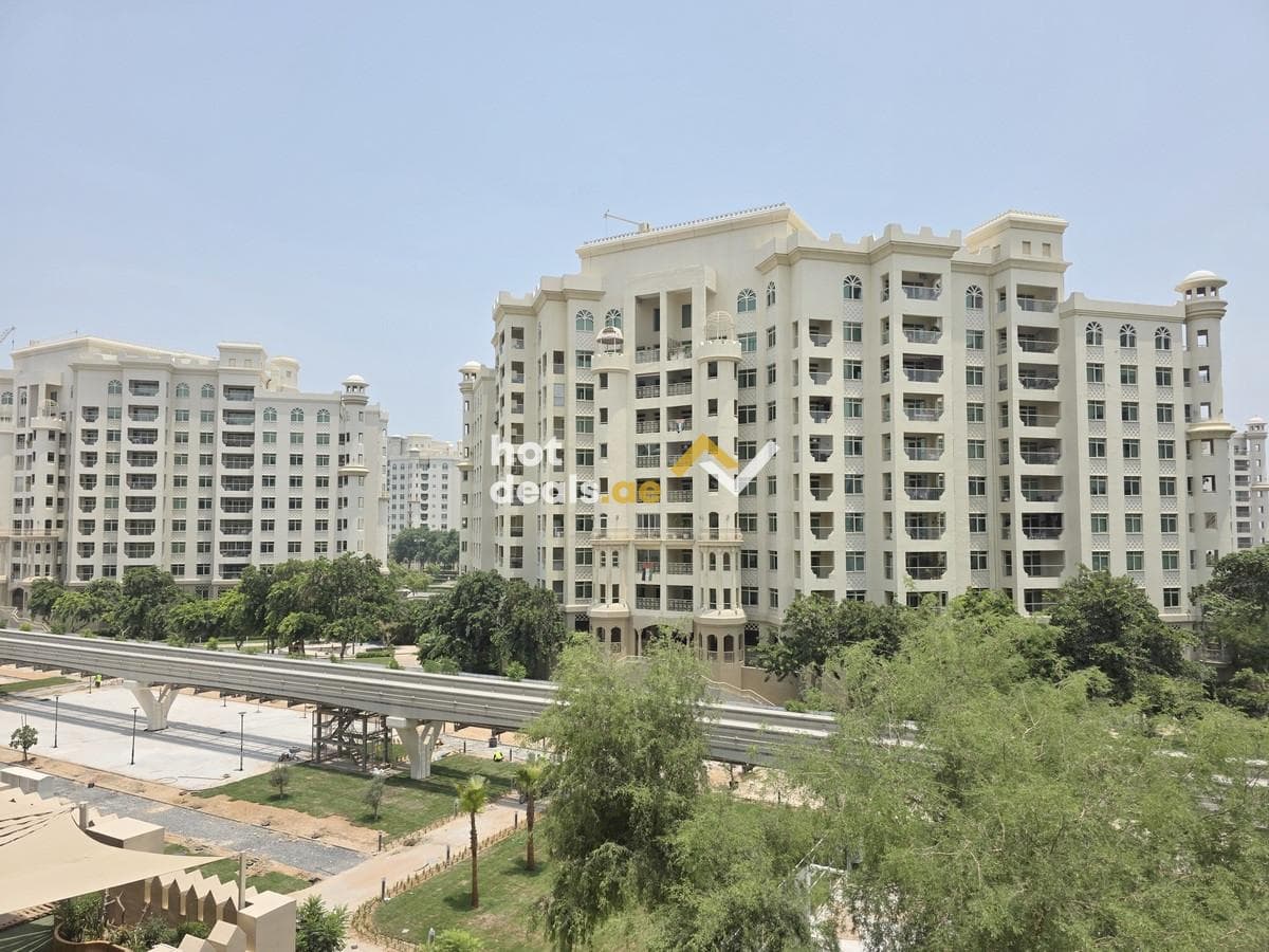 Golden Mile | 3 bedroom | Park Facing | Vacant