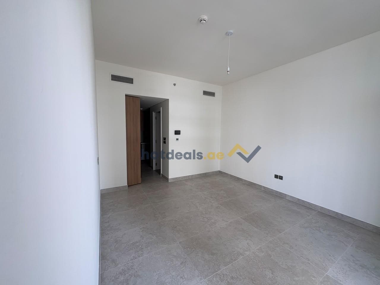 Corner Unit | Vacant | Mid-floor | Balcony